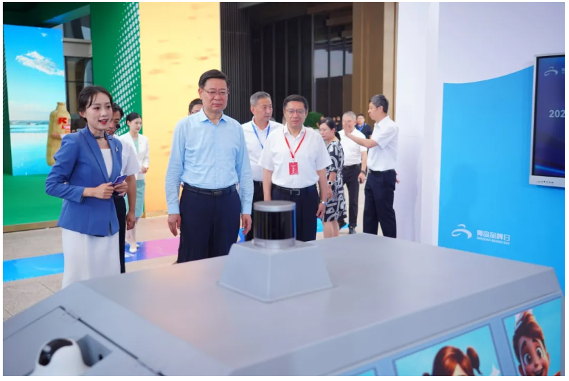 青島市委常委、副市長王波等領(lǐng)導嘉賓參觀文達通AI無人清掃車
